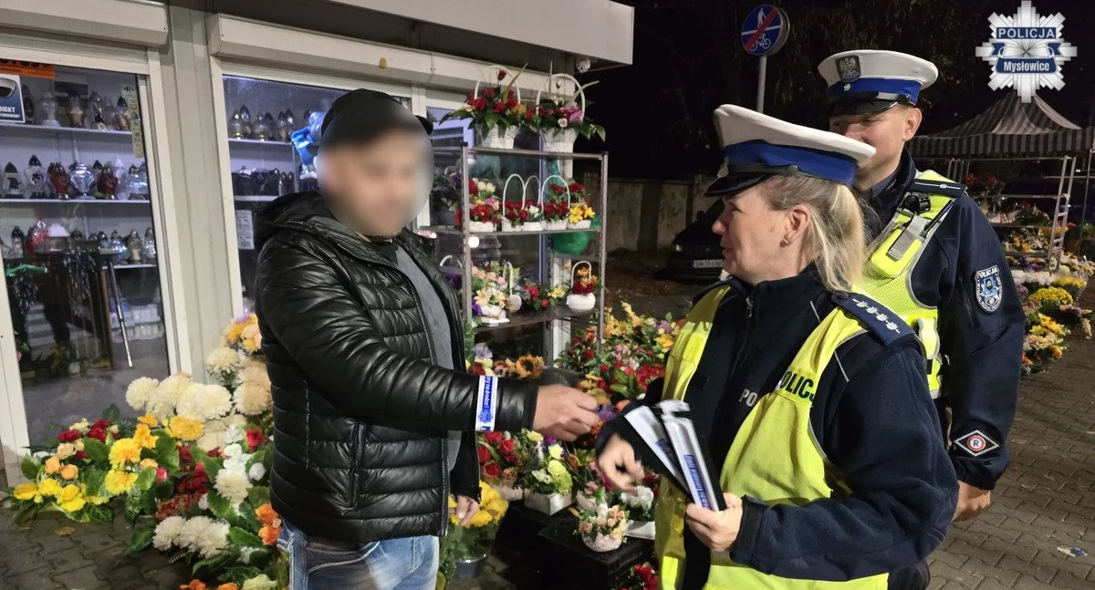 Świeć przykładem – mysłowicka policja rozdaje odblaski przy cmentarzach