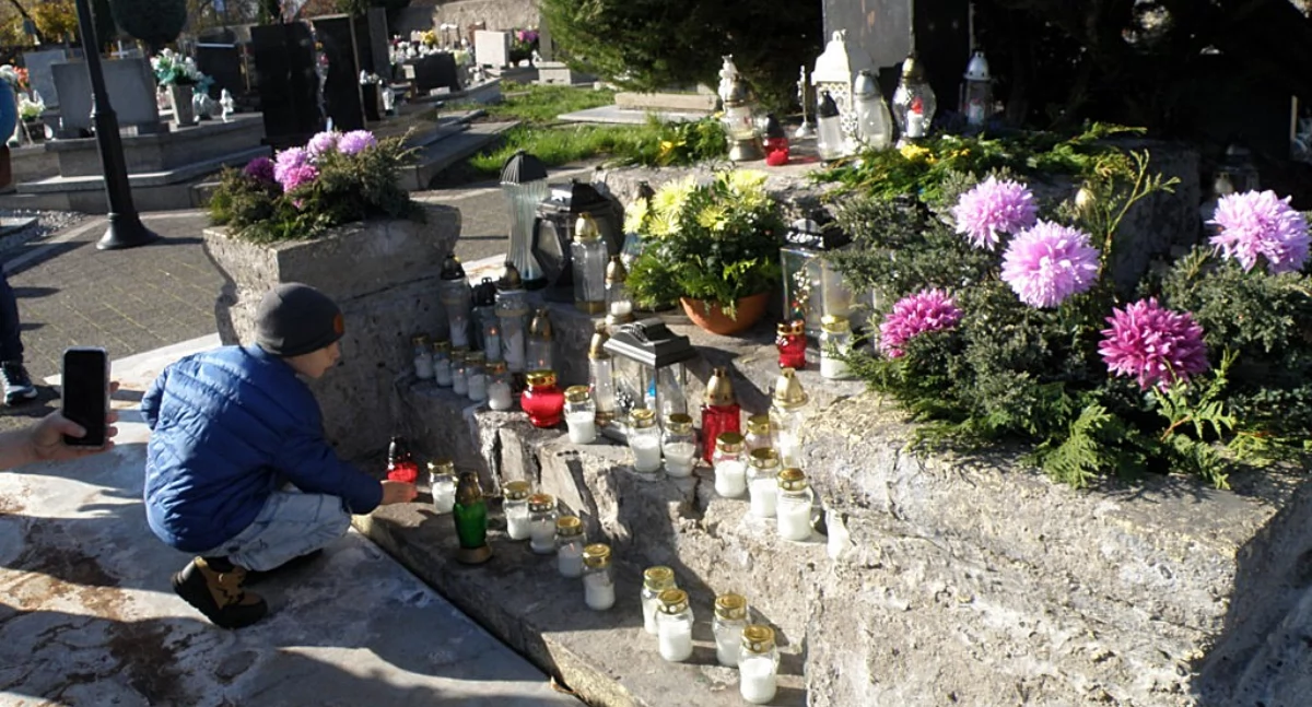 Wigilia Wszystkich Świętych na cmentarzu w Brzęczkowicach