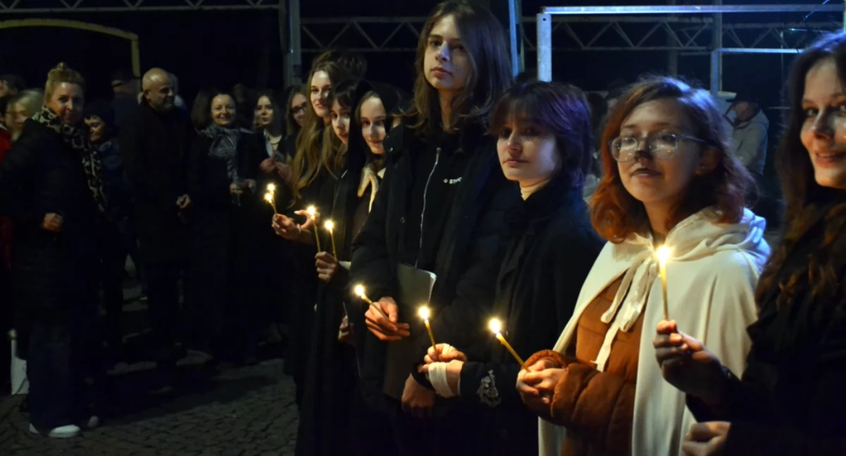 Światło, poezja i tradycja na mysłowickim Rynku – zachwycające widowisko „Hallo Dziady”