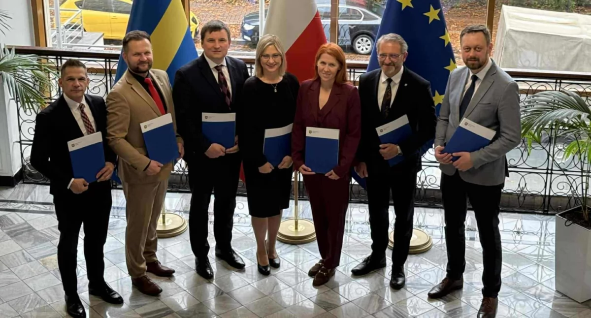 Listy gratulacyjne od zarządu województwa śląskiego. Fundusze Europejskie zasiliły inwestycje na Śląsku.