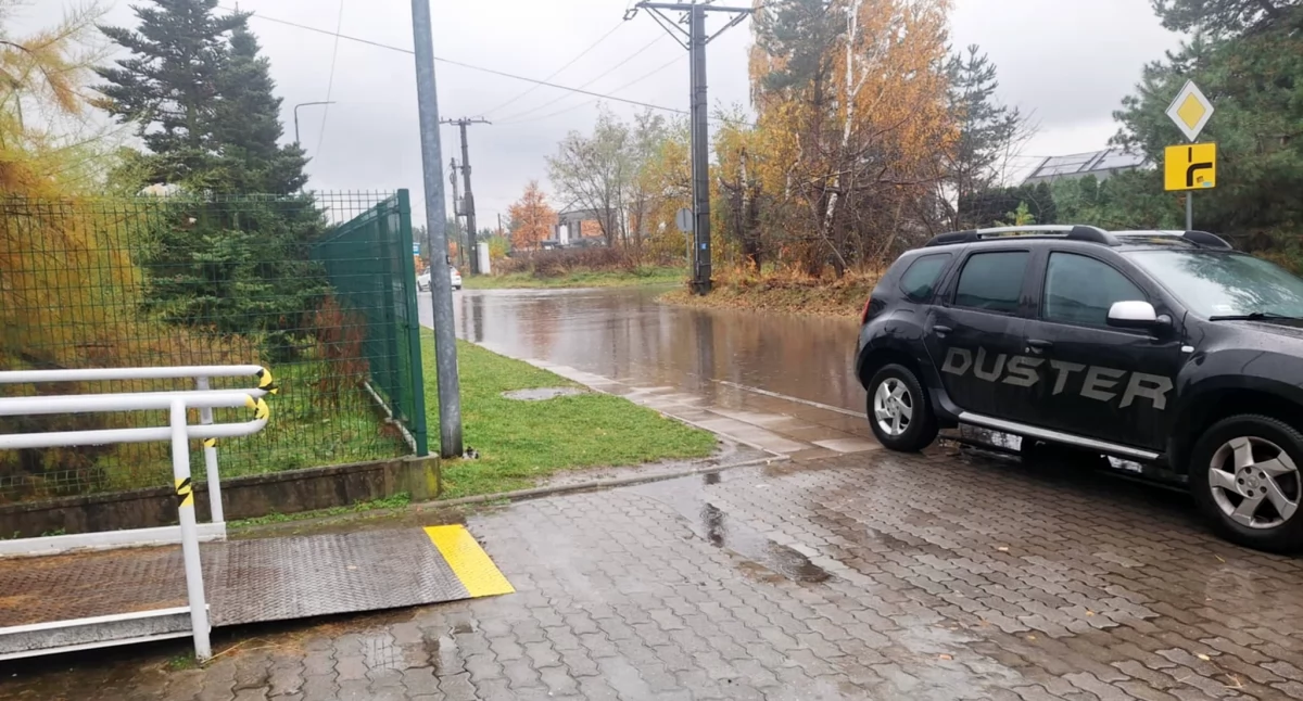 Droga przy szkole w Krasowach zamienia się w rzekę