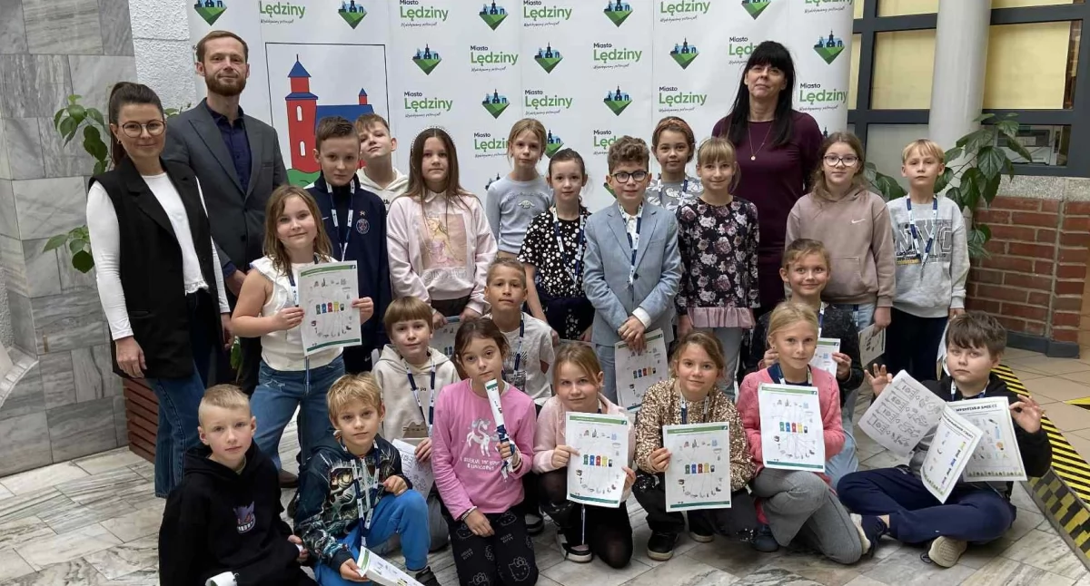 Dzieci z entuzjazmem poznają pracę samorządu lokalnego podczas wizyty w ratuszu.