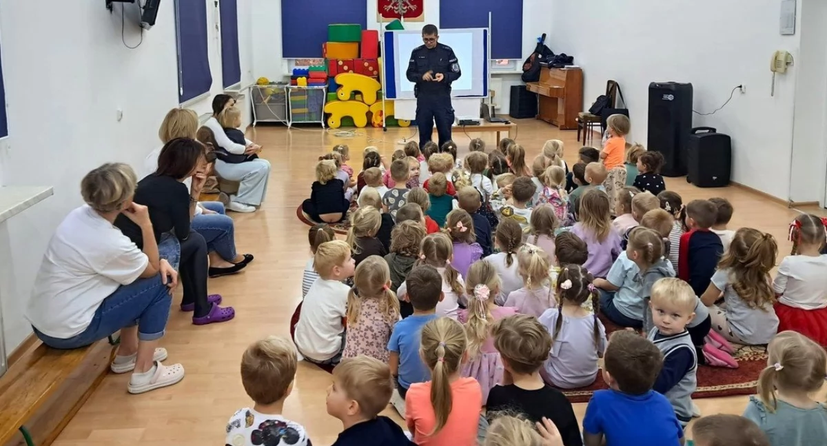 Policjanci edukują najmłodszych