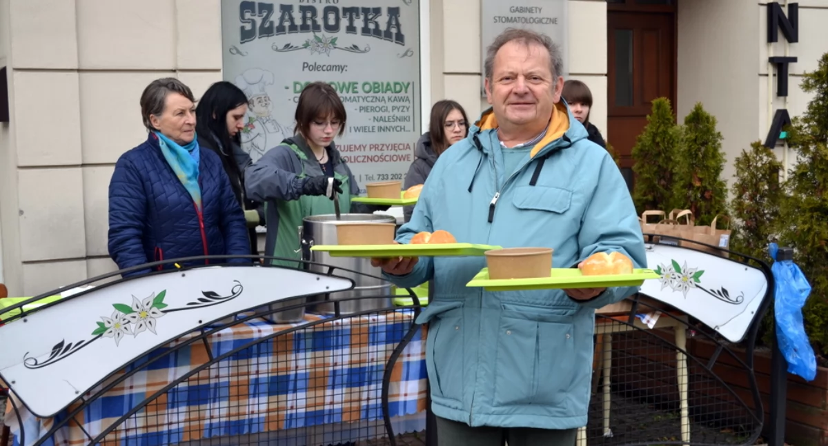 Ciepła zupa i dobre słowo dla potrzebujących. Światowy Dzień Ubogich na mysłowickim Rynku