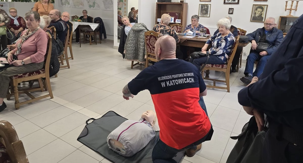 Policjanci rozmawiali z seniorami o bezpieczeństwie w ruchu drogowym