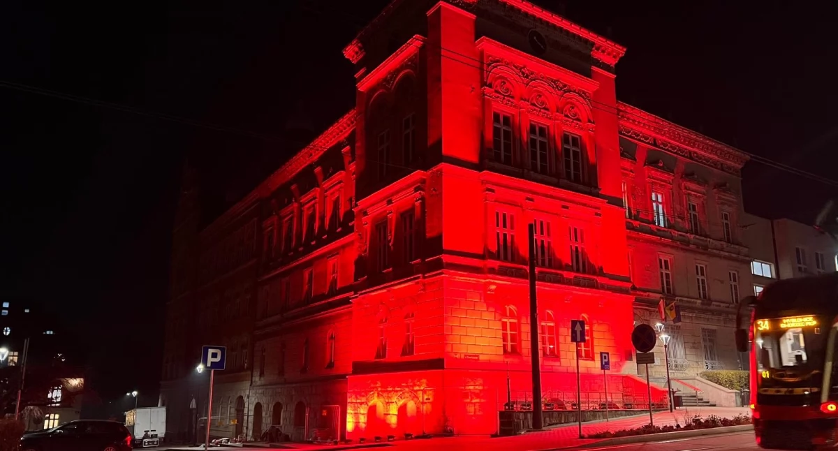 Mysłowice jednoczą się w symboliczny sposób. Urząd miasta rozświetlony na czerwono