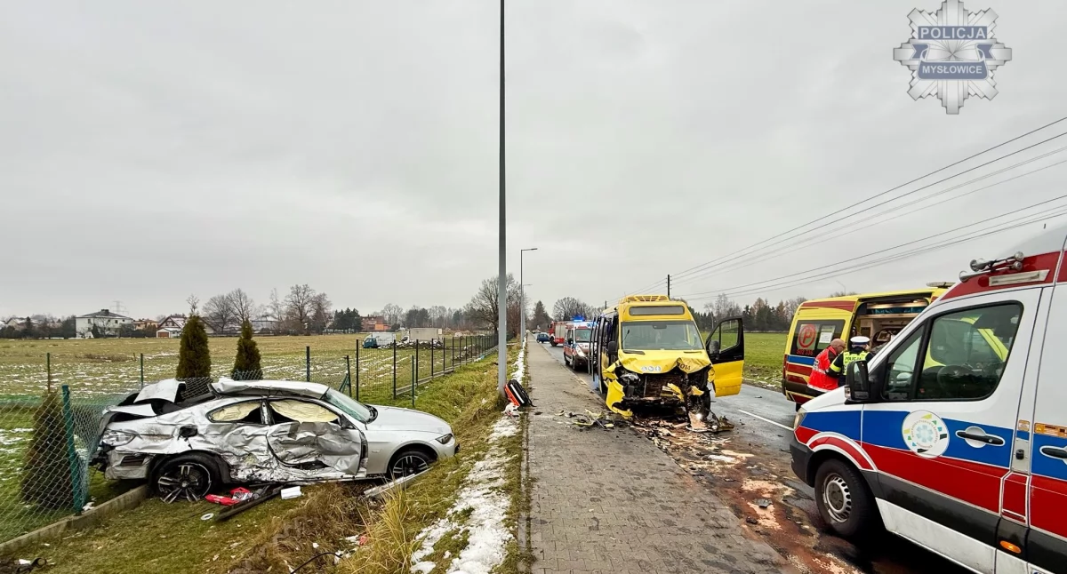 Poważny wypadek na ul. 3 Maja. Jedna osoba jest ciężko ranna