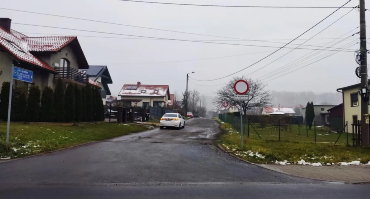 Szlabany na miejskiej drodze? Wniosek mieszkańców trafił do radnych 