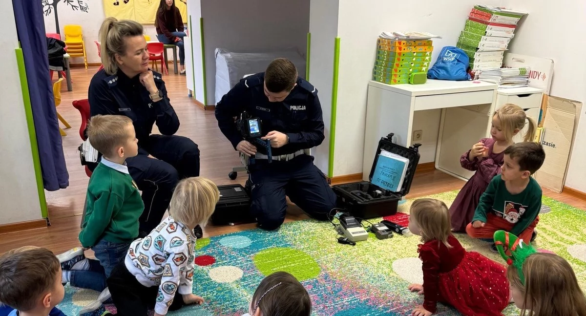 Policjanci edukują przedszkolaków