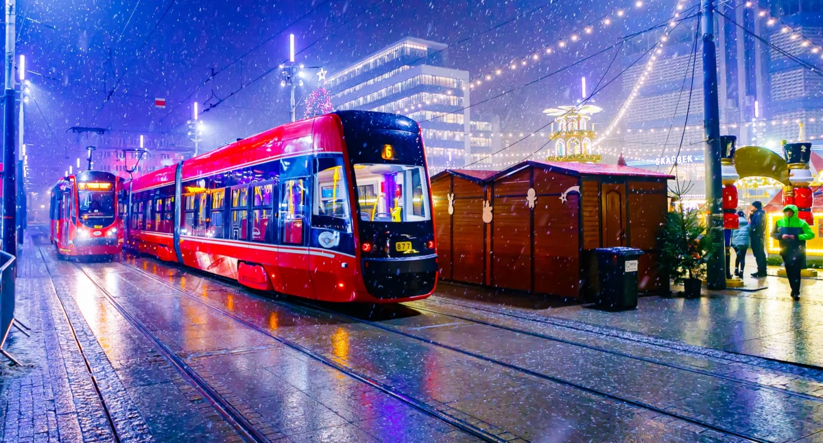 Sylwester z Dwójką 2025 w Katowicach. Bezpłatne przejazdy i dodatkowe kursy autobusów i tramwajów