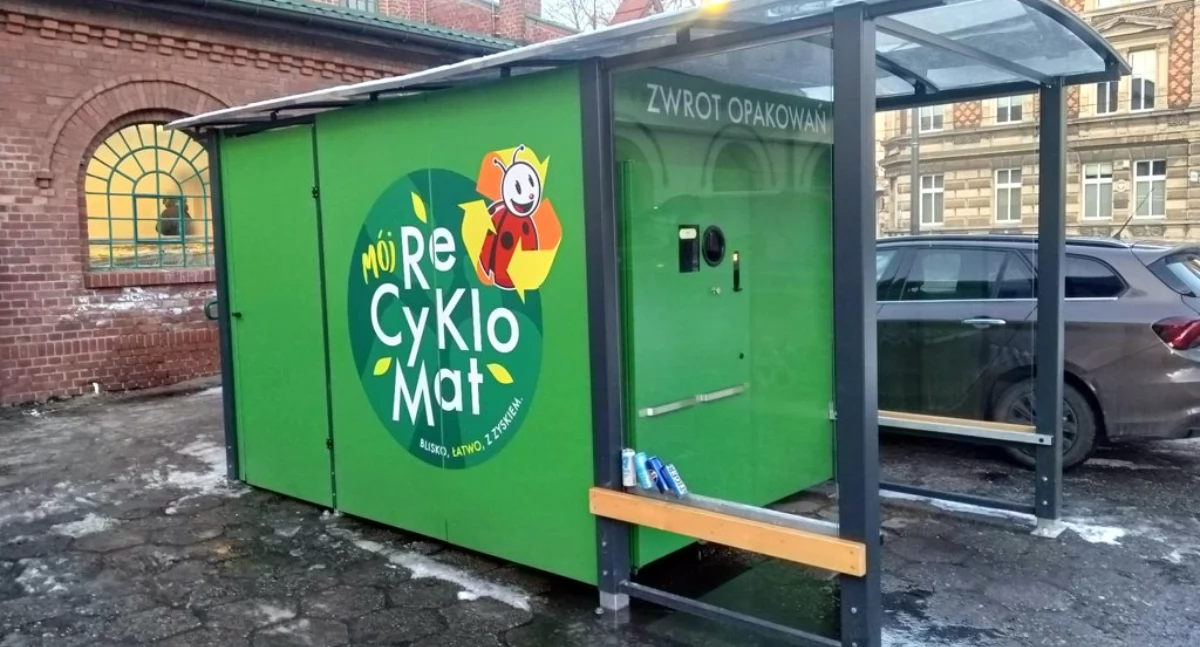 Recyklomaty przy Biedronce. Jak z nich korzystać?