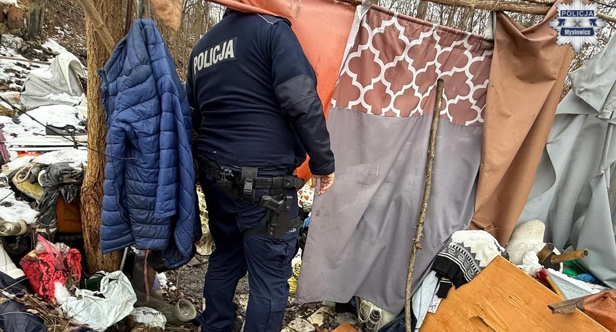 Policjanci kontrolują miejsca, w których przebywają osoby bezdomne