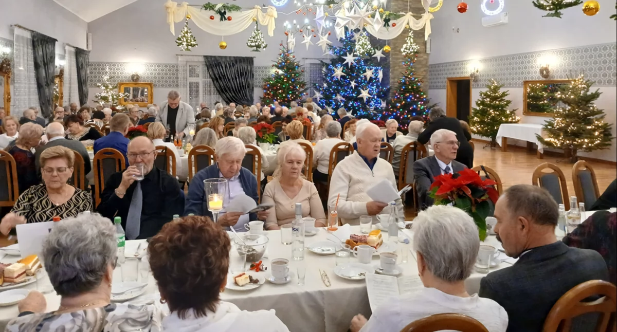 Seniorzy z koła Imielin przy świątecznym stole