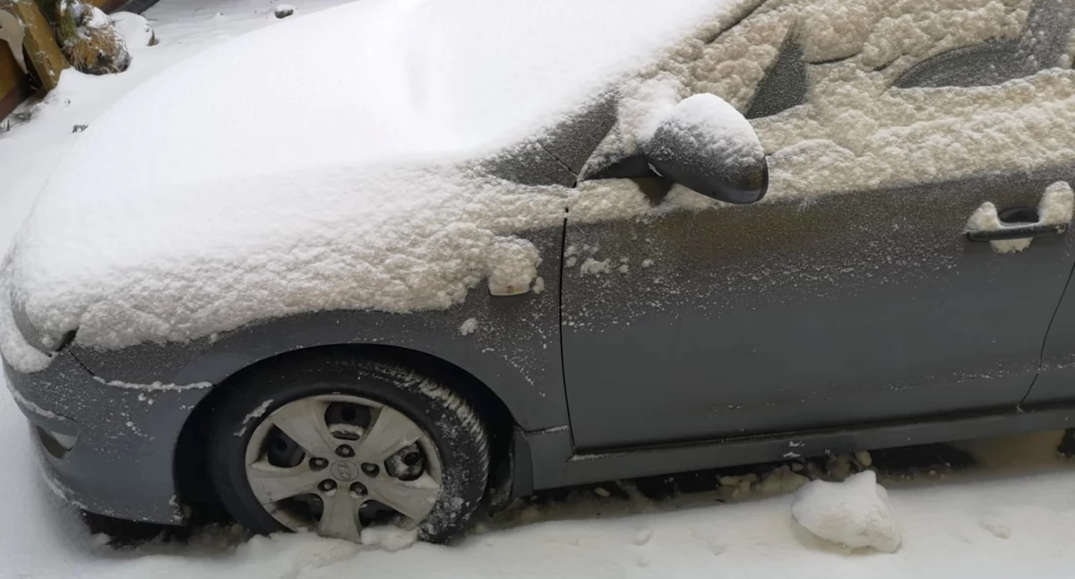 Nieodśnieżone auto to ryzyko i wysoka kara. Policja przypomina o obowiązkach kierowców zimą