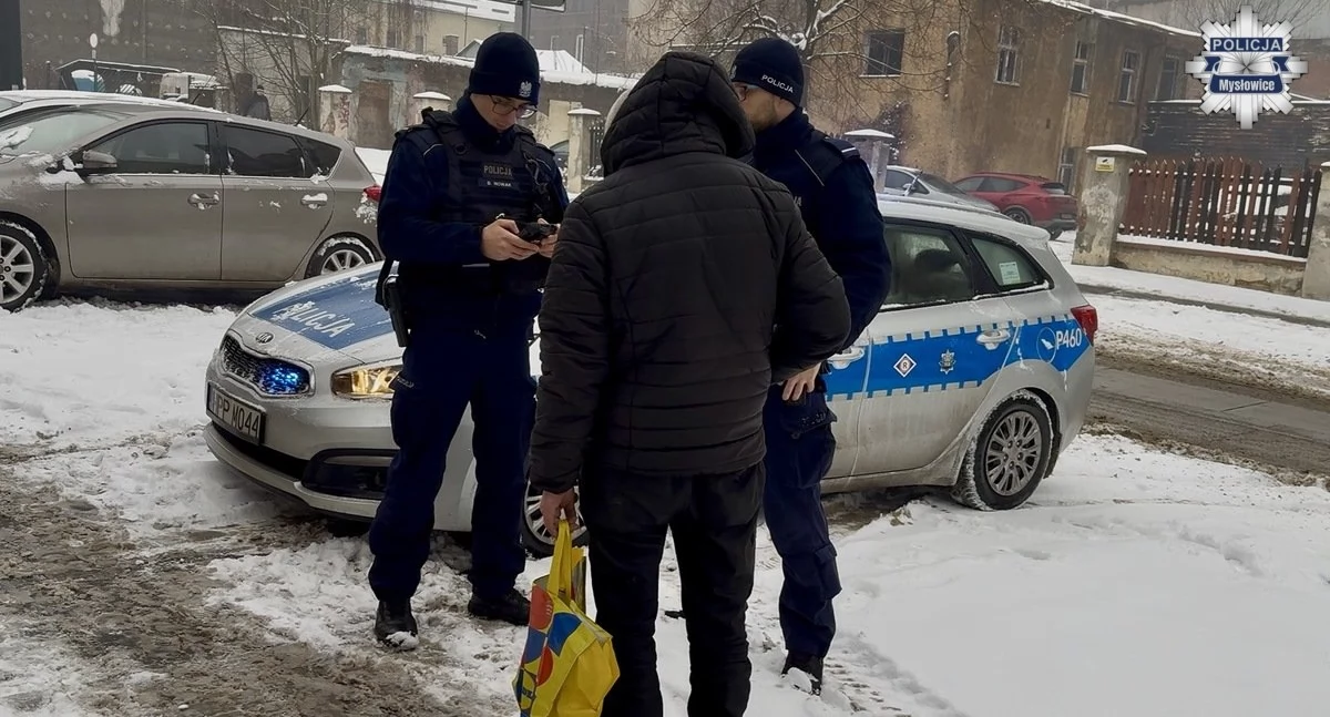 Zima to najtrudniejszy czas. Policjanci kontrolują miejsca, gdzie chronią się osoby bez dachu nad głową
