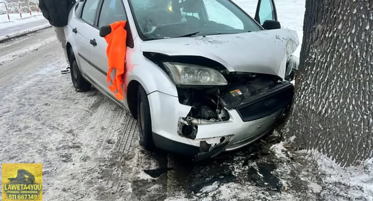 Samochód uderzył w drzewo na ul. Goławieckiej w Lędzinach