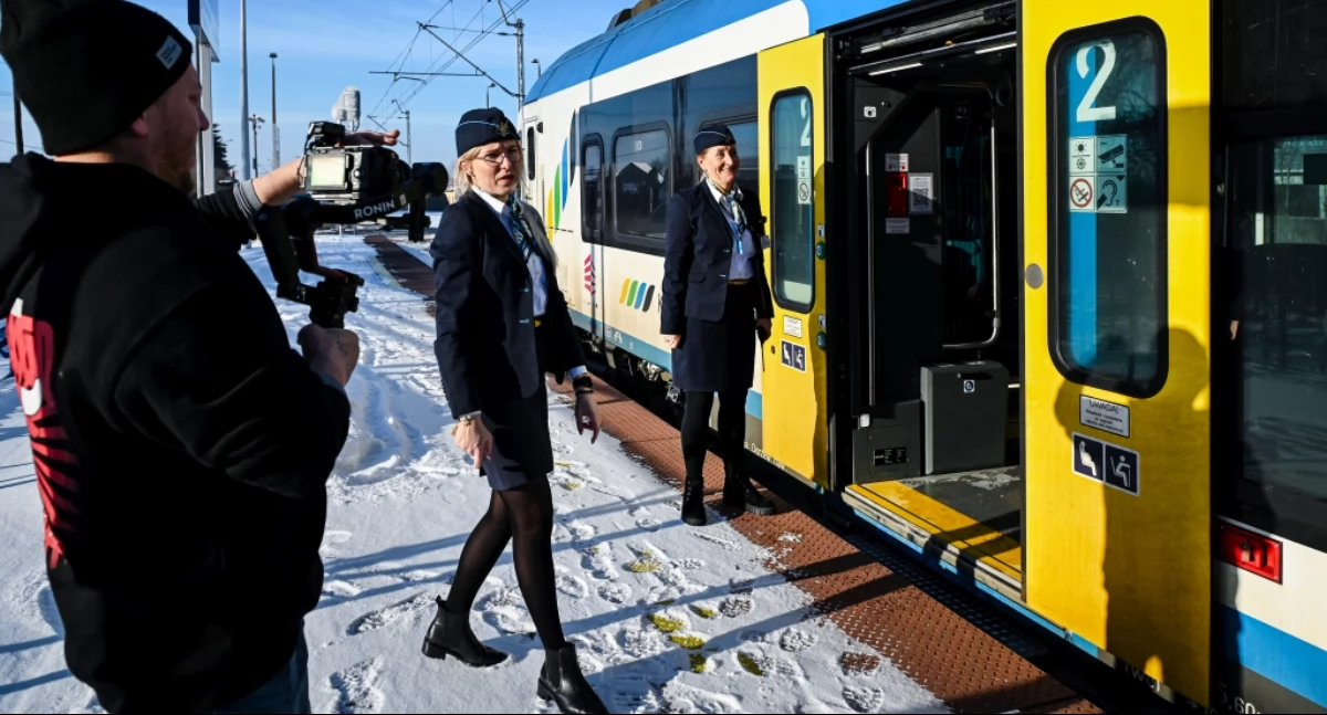 Małe gesty, większy komfort – savoir vivre w pociągach Kolei Śląskich