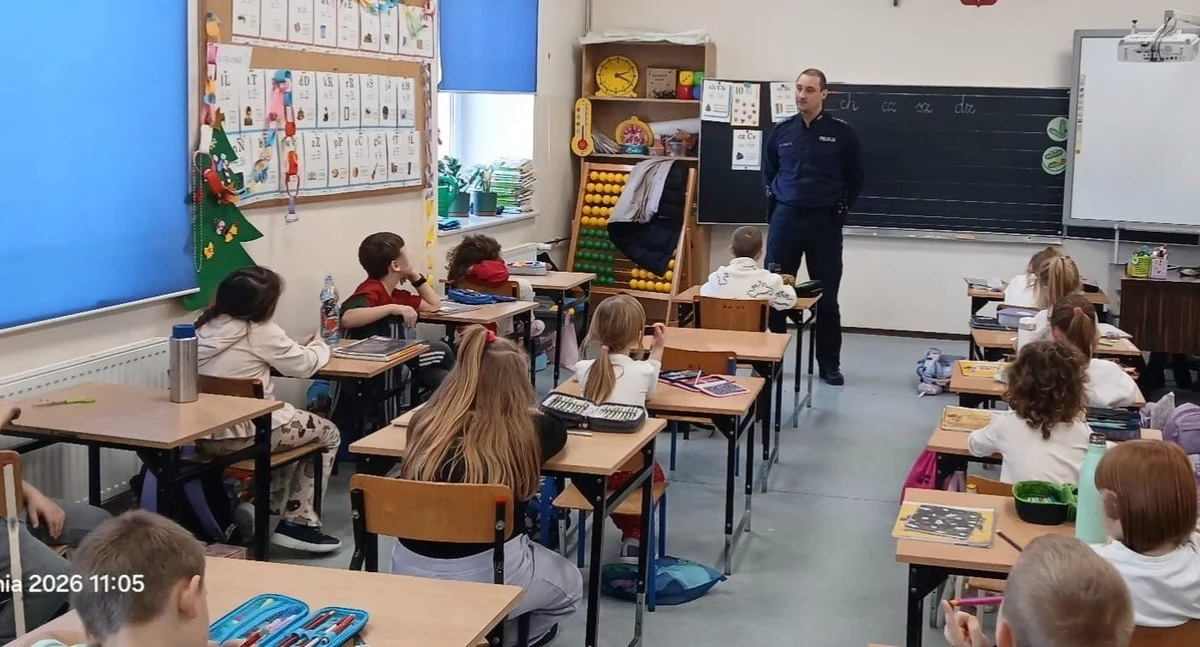 Dzielnicowy rozmawiał z pierwszoklasistami o bezpieczeństwie w czasie ferii zimowych