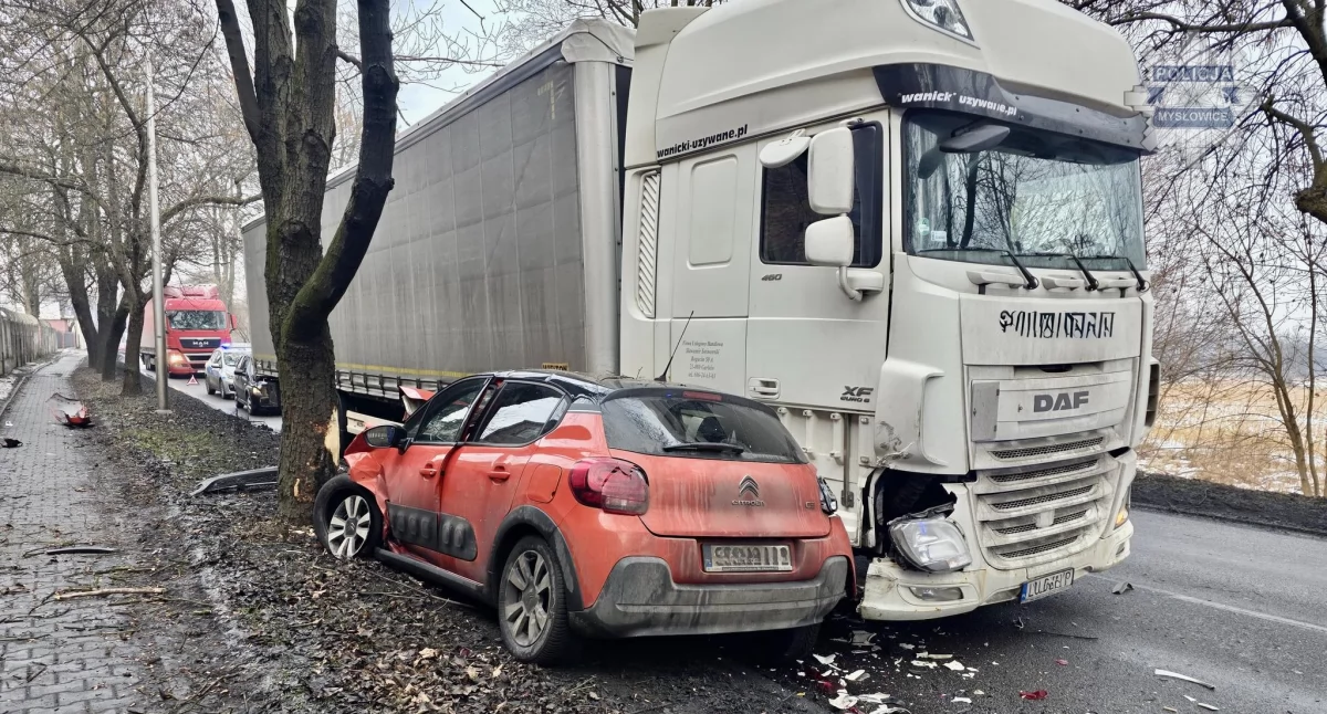 Wypadek na ul. Brzezińskiej. Kierowca zasłabł za kierownicą