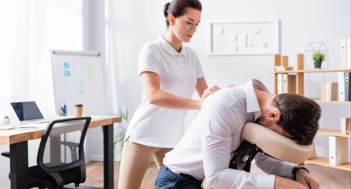 Nie spa, nie fanaberia – czym naprawdę jest masaż biurowy? RestDesk wyjaśnia