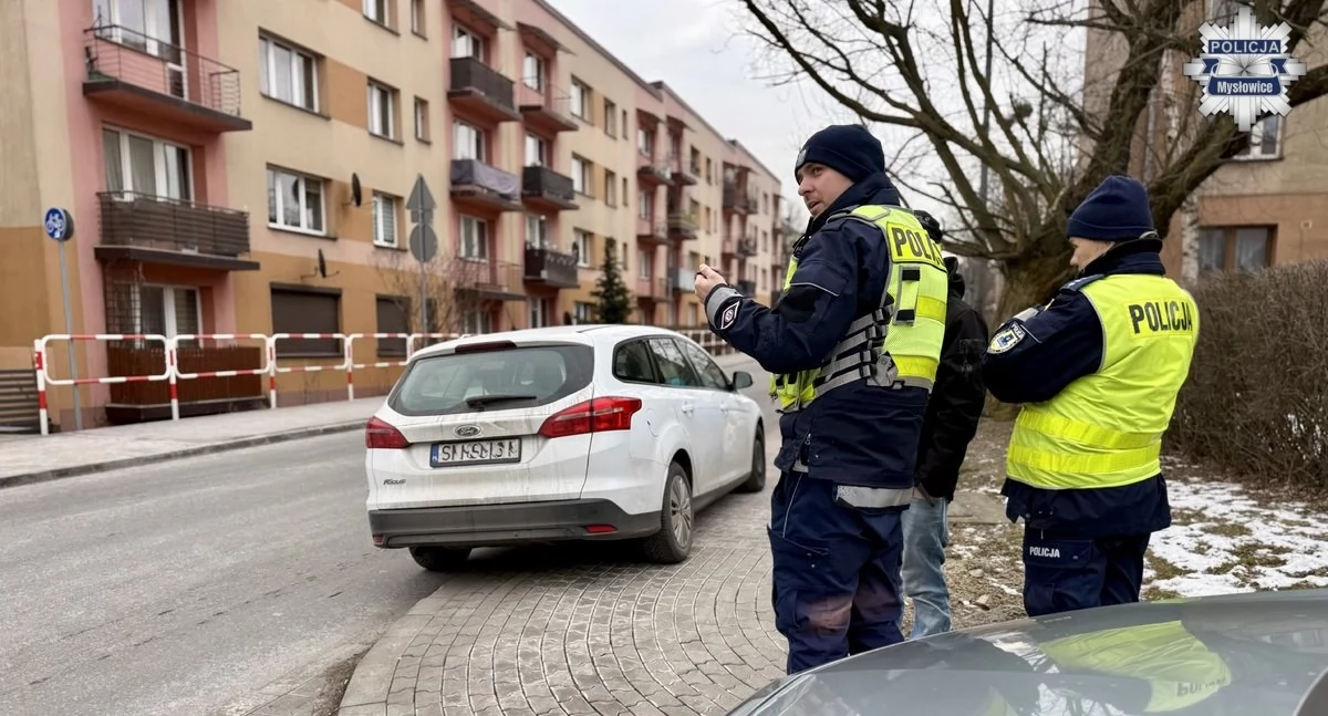 Policjanci pilnują bezpieczeństwa pieszych