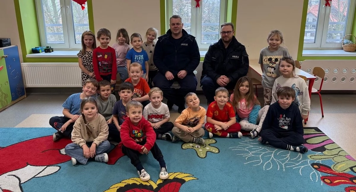 Policjanci w przedszkolu rozmawiali o bezpiecznej zabawie w czasie ferii