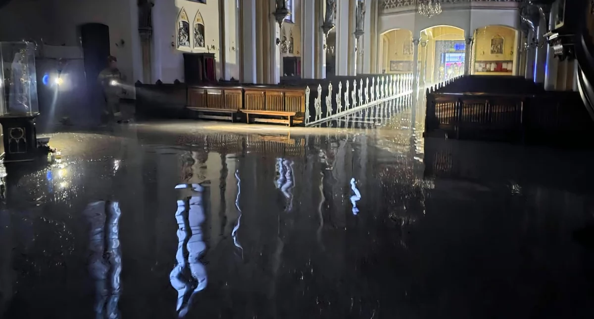 Potężna awaria w kościele NSPJ. Woda sięgała łydek, ogromne straty