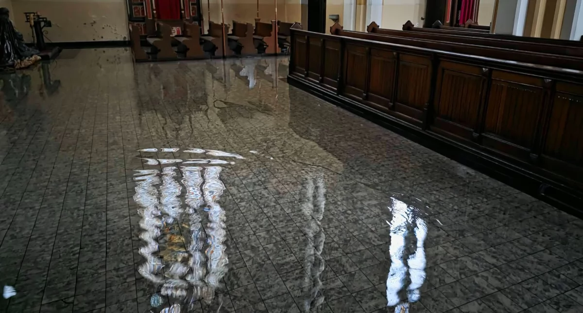 Woda zniszczyła kościół NSPJ. Bez pomocy parafia sobie nie poradzi. Ruszyła zbiórka