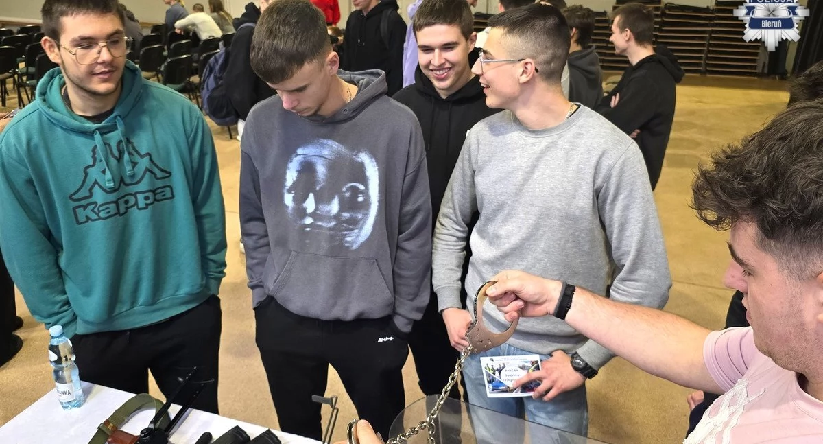 Dzielnicowy i profilaktyk na dniu otwartym w PZS w Lędzinach