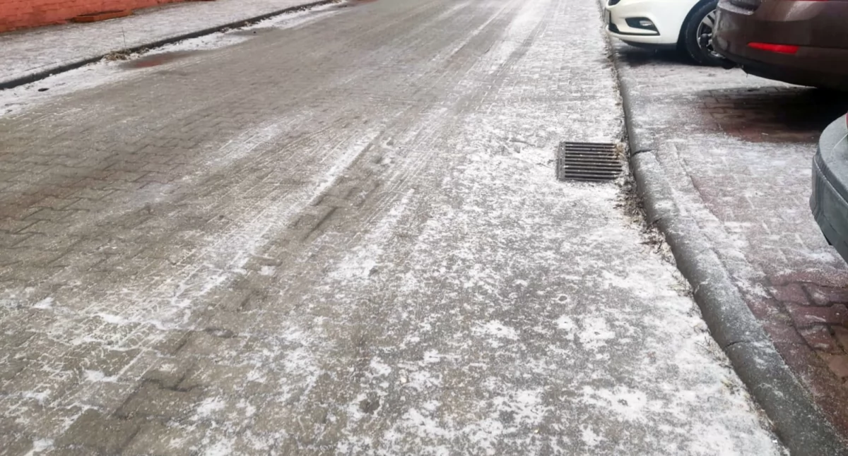 Chodniki i ulice pokryte lodem. Uwaga! Jest bardzo ślisko