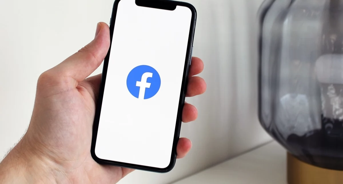 Prezes UOKiK stawia zarzuty Mecie. Brak numeru telefonu i e-maila dla użytkowników Facebooka i Instagrama