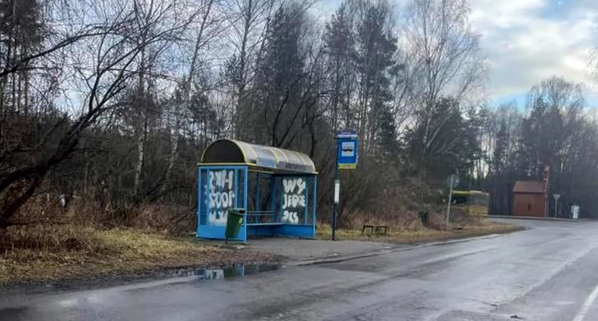 Zdewastowana wiata w Kosztowach. Mieszkańcy proszą o interwencję