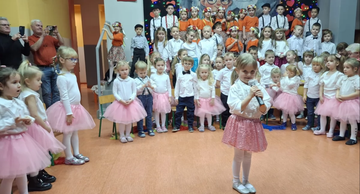 Piosenki, tańce i pączki – święto babci i dziadka w Przedszkolu nr 17