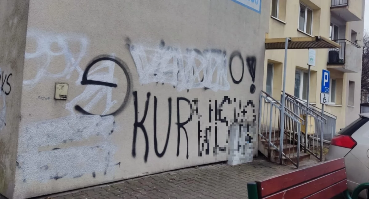Pseudografficiarze niszczą budynki. MSM: dziesiątki tysięcy złotych strat