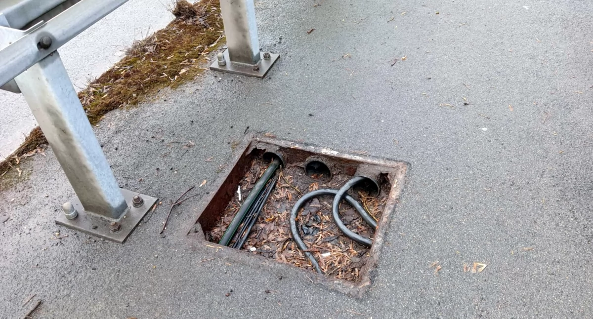 Kable na wierzchu, zniknęła pokrywa