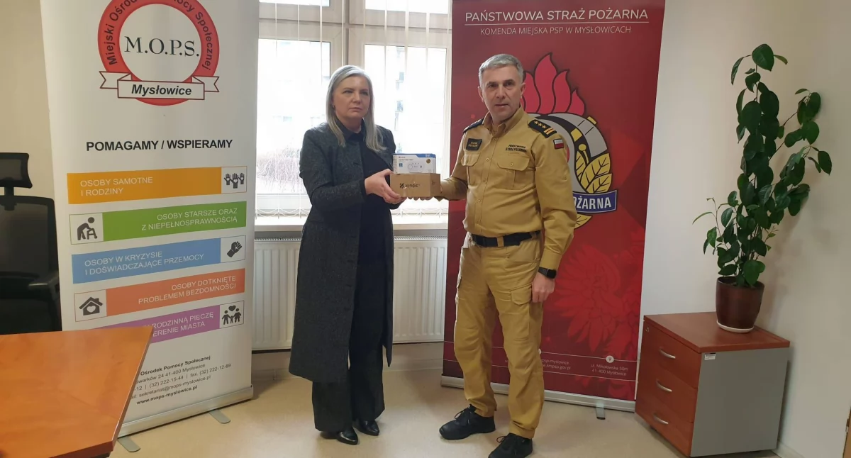 Straż pożarna przekazała kilkadziesiąt czujek dymu dla podopiecznych MOPS