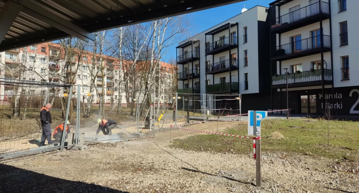 Nakaz PFRON zadziałał. Przy Demonstratorze Technologii powstaje parking dla osób niepełnosprawnych