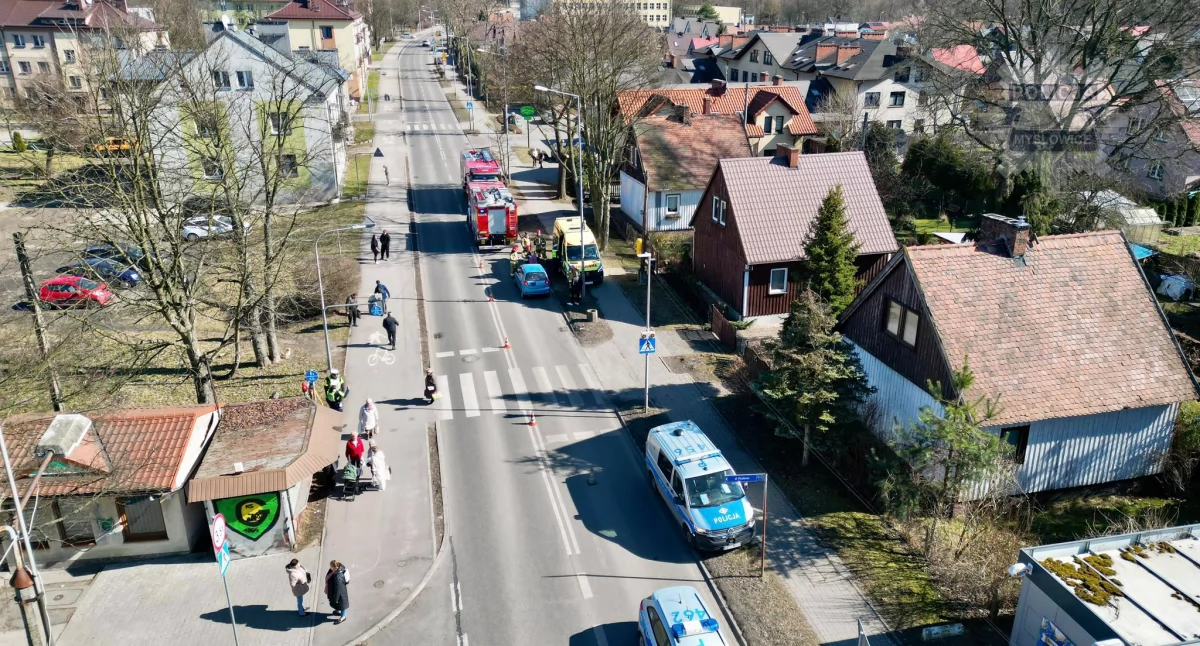 Groźny wypadek na ul. Dzierżonia. Pieszy został potrącony na pasach
