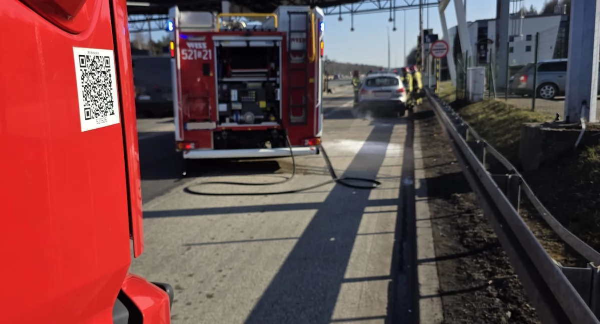 Na bramkach na A4 w Brzęczkowicach zapalił się samochód