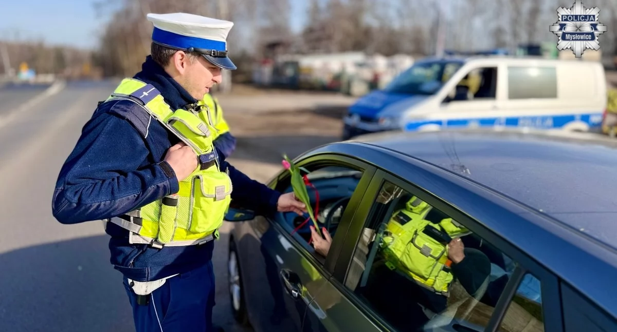Policjanci z drogówki wręczyli paniom tulipany z okazji Dnia Kobiet