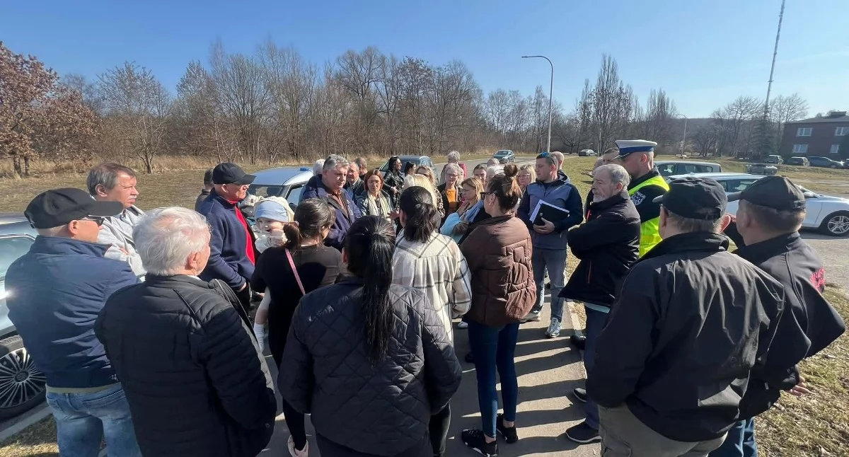 Bezpieczeństwo na ul. Kryształowej w Wesołej. Spór o ruch jednokierunkowy i parkowanie