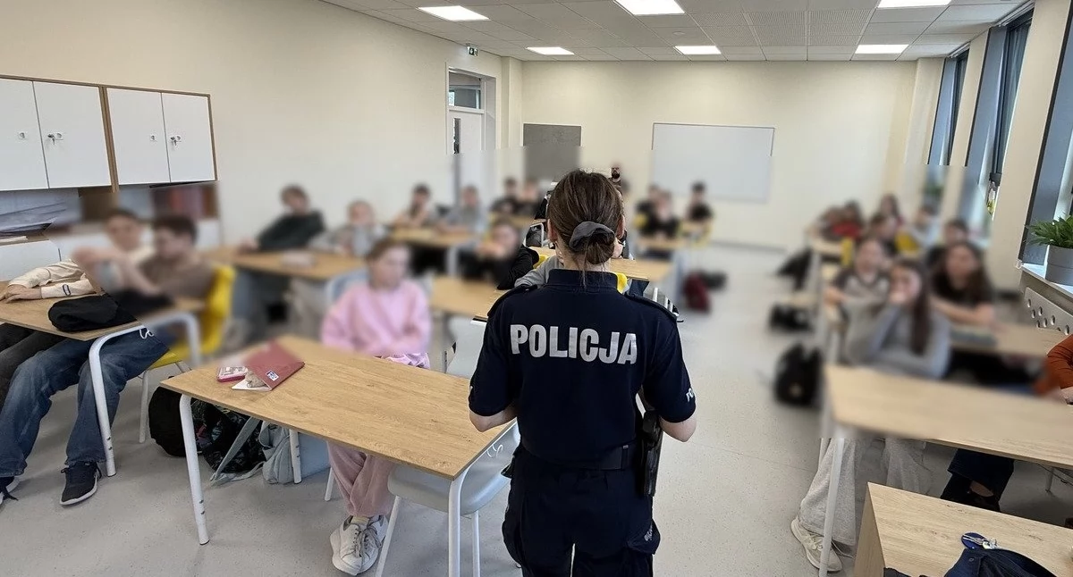 Policjantka rozmawiała z uczniami  hejcie, przemocy w sieci i odpowiedzialności karnej nieletnich