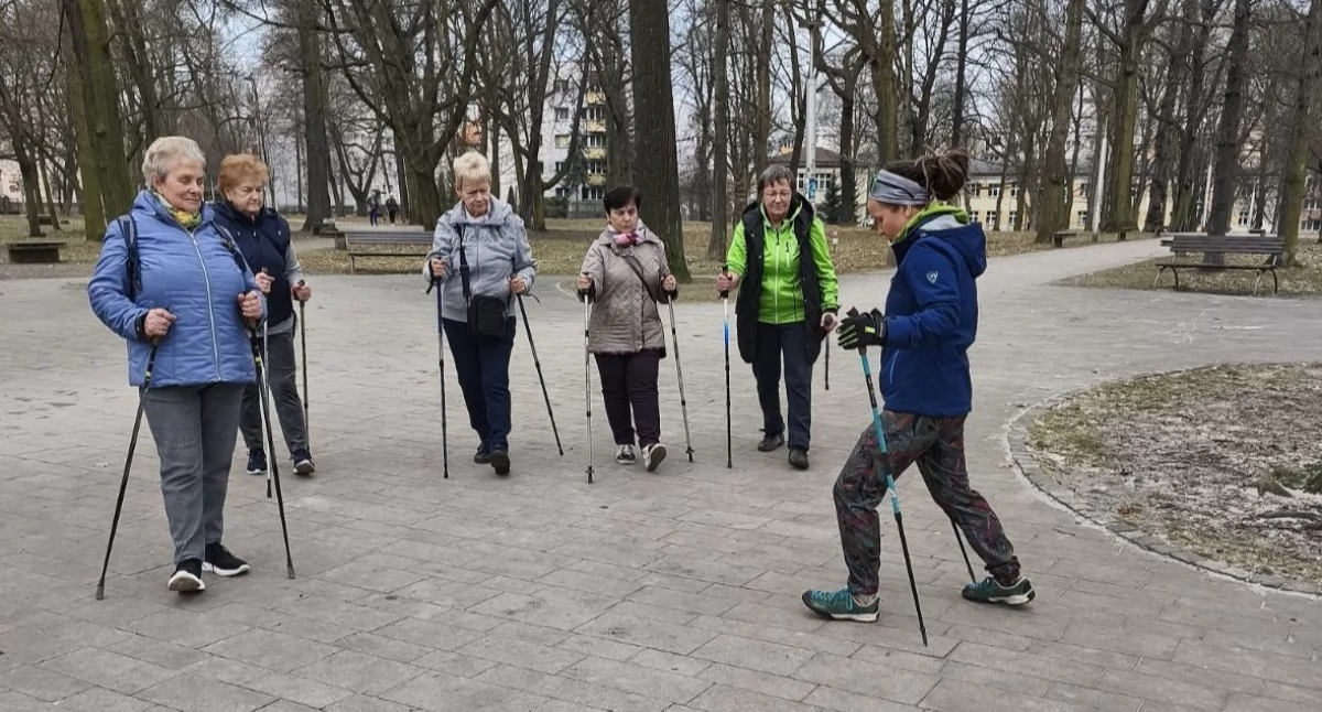 Nordic walking w Parku Zamkowym – cotygodniowe zajęcia Klubu Inicjatyw Lokalnych - Transformacja