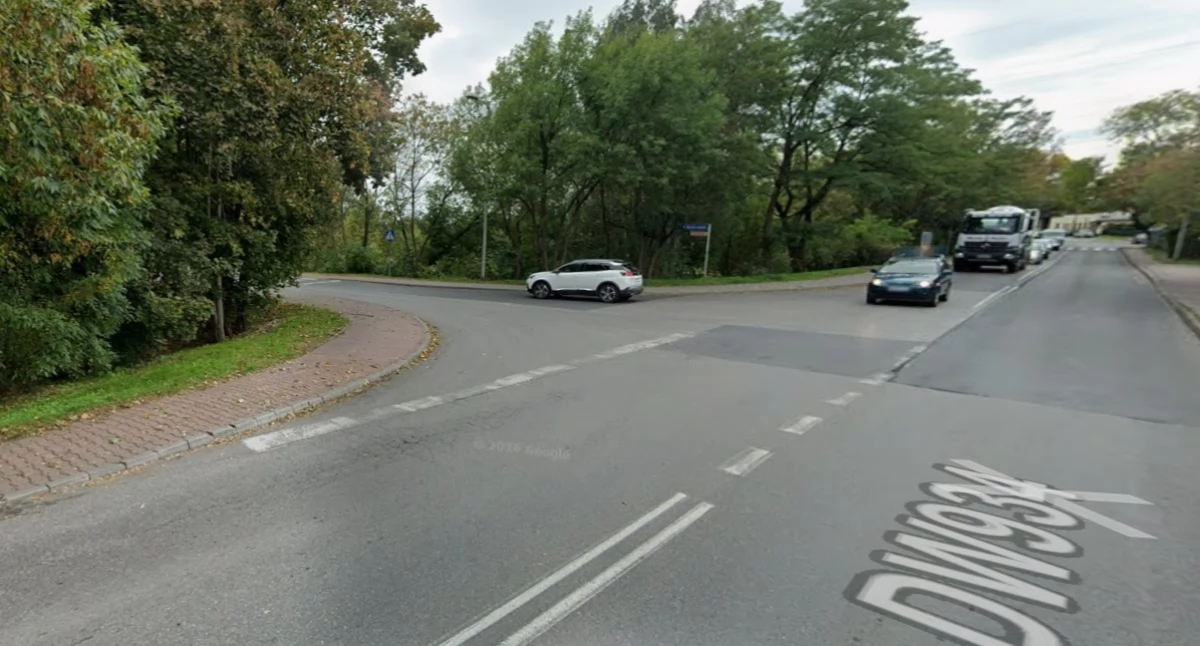 Beton rozlany na jezdni sparaliżował miejską komunikację