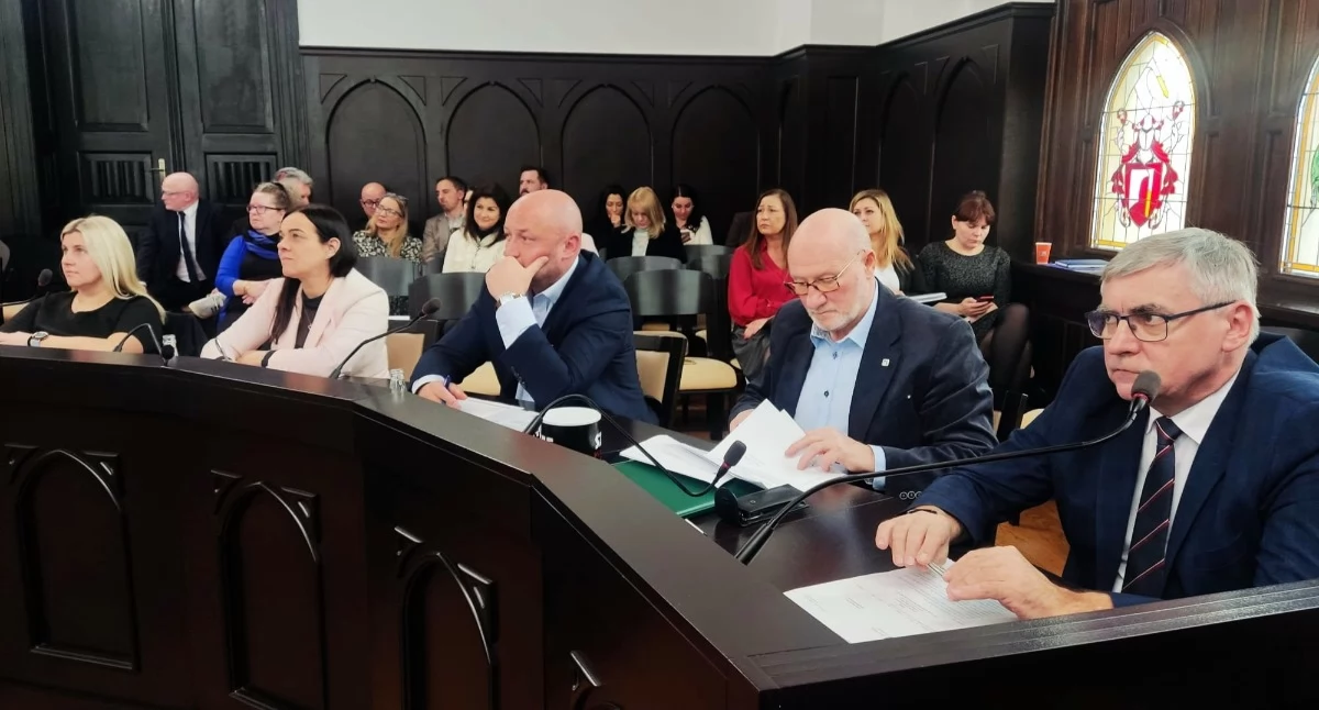 Gdzie pracują radni? Nowy serwis pokazuje powiązania z samorządami