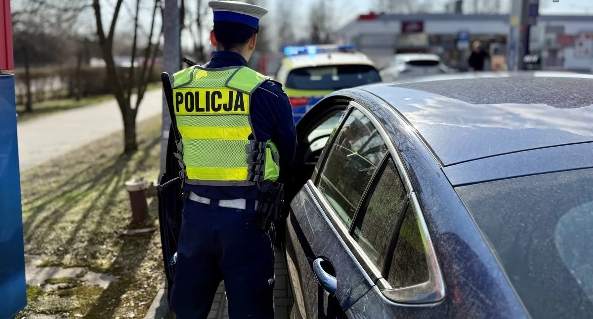 Kierowco, patrz na drogę! Policja przypomina o zasadach korzystania z telefonów w trakcie jazdy