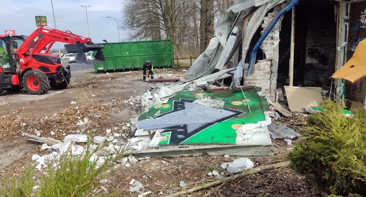 Trwa rozbiórka pustostanu na Bończyku. Rudera znika z krajobrazu Mysłowic