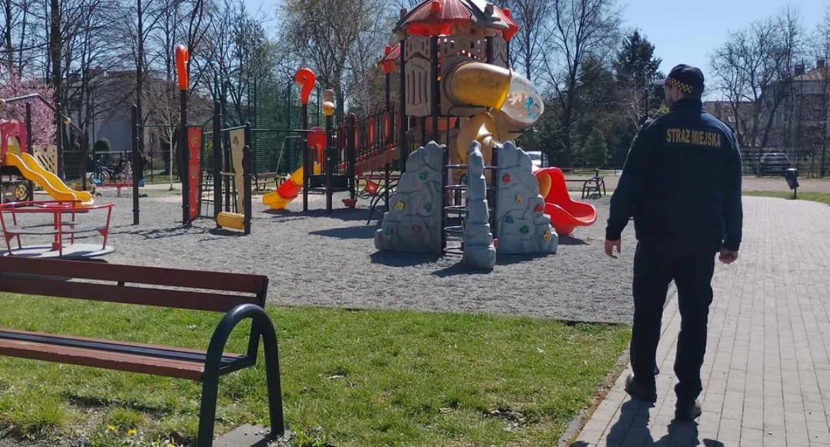 Wiosna na placach zabaw – strażnicy miejscy sprawdzali, czy jest bezpiecznie