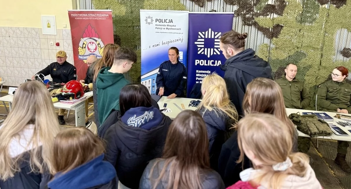 Policjanci na targach pracy w Mysłowicach. Zachęcali do wstąpienia do służby
