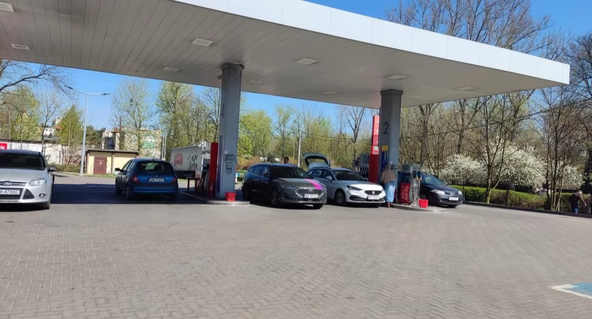 21 kwietni tańsze paliwo na stacjach benzynowych. Olej napędowy taniej o 38 groszy, benzyna o 8-9 groszy na litrze